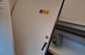 Bundespolizeiinspektion Stralsund: BPOL-HST: Zeugenaufruf - Tür einer Zugtoilette herausgedrückt