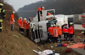 Polizeiinspektion Hildesheim: POL-HI: Erneute Vollsperrung der BAB 7 nach Verkehrsunfall (Sattelzug) mit einer schwerverletzten Person