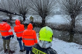 Feuerwehr Flotwedel: FW Flotwedel: Technische Hilfeleistung nach Verkehrsunfall - Landkreisübergreifender Einsatz zwischen Nienhof und Flettmar (LK Gifhorn)
