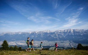TVB Region Hall-Wattens: Kugelspaß, Zirbenzauber und Wandern ohne Ballast: Ein unvergesslicher Bergsommer im Herzen Tirols - BILD