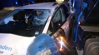 Polizei Minden-Lübbecke: POL-MI: Taxi prallt mit Lkw zusammen