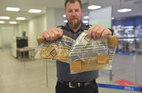 Hauptzollamt Köln: HZA-K: Mehr als 4,2 Kilogramm geschmuggelter Goldschmuck und eine Krankenschwester mit sechs Springmessern / Kölner Zoll zieht Sommerferienbilanz am Flughafen