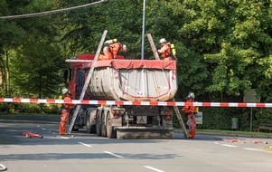 Feuerwehr Essen: FW-E: Ammoniakaustritt aus LKW - Feuerwehr im Großeinsatz