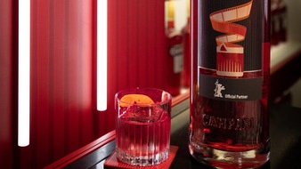 Campari Deutschland GmbH: Campari feiert die Filmwelt in Berlin / Als offizieller Partner der 73. Internationalen Filmfestspiele Berlin kreierte Campari besondere Aperitif-Momente und brachte den Red Carpet an die Bar