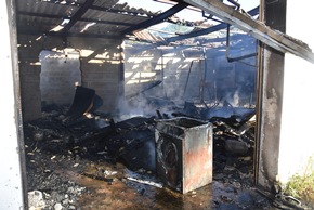 POL-STD: Garagen in Stade-Wiepenkathen ausgebrannt - Brandstiftung möglich - Polizei sucht Zeugen