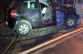 Polizeiinspektion Cuxhaven: POL-CUX: Verkehrsunfall an Bahnübergang in Loxstedt sorgt für hohen Sachschaden und Gleissperrung (Foto im Anhang)