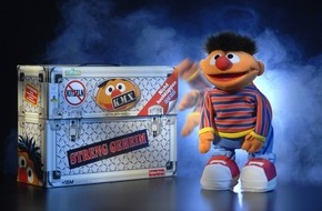 Mattel GmbH: Er lacht weiter und noch lauter, denn er freut sich: Endlich darf er sich uns zeigen