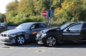 Polizei Rheinisch-Bergischer Kreis: POL-RBK: Burscheid - Erheblicher Sachschaden und zwei Verletzte an der Autobahnausfahrt Burscheid