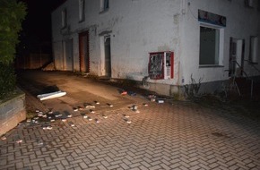 Polizeiinspektion Hameln-Pyrmont/Holzminden: POL-HM: Erneut Zigarettenautomat gesprengt - Täter flüchten unerkannt