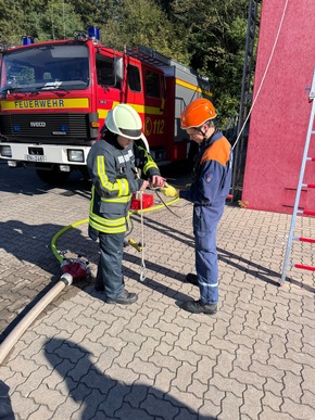 FW-EN: 18 Mitglieder der Feuerwehr Hattingen haben erfolgreich ihre Grundausbildung abgeschlossen