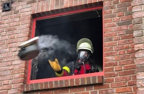 Freiwillige Feuerwehr Bad Segeberg: FW Bad Segeberg: Küchenbrand in Mehrfamilienhaus - keine Verletzten