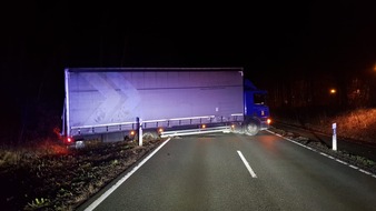 Polizeiinspektion Hildesheim: POL-HI: Wendemanöver geht sprichwörtlich daneben - Lkw versinkt im Seitenraum