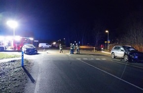 Freiwillige Feuerwehr Gemeinde Schiffdorf: FFW Schiffdorf: Zusammenstoß zweier Pkw sorgt für Einsatz der Feuerwehr - Drei Personen verletzt
