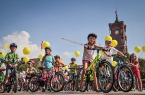 Kidical Mass: "Platz da für die nächste Generation!" Die Kidical Mass erobert mit ihren bunten Fahrraddemos die Straßen in über 90 Städten im ganzen Land und darüber hinaus