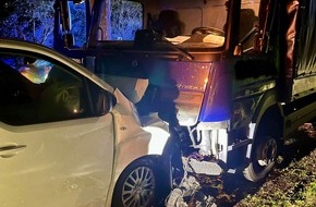 Kreisfeuerwehr Oldenburg: FW-OLL: PKW kollidiert mit LKW - Feuerwehr sichert die Einsatzstelle