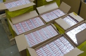 Zollfahndungsamt Dresden: ZOLL-DD: Auf frischer Tat gestellt: Zollfahnder greifen bei der Anlieferung von 100.000 Schmuggelzigaretten zu