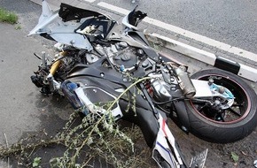 Polizei Bielefeld: POL-BI: Motorradfahrer bei Verkehrsunfall schwer verletzt