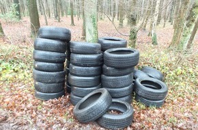 Polizeidirektion Bad Segeberg: POL-SE: Hasloh - Altreifen in Buschtwiete abgelagert