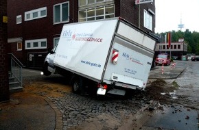 Feuerwehr Essen: FW-E: Riss in Wasserleitung lässt Lieferwagen stranden