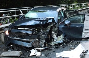 Polizei Minden-Lübbecke: POL-MI: Schwerer Unfall zwischen Volvo und Audi auf der B 239