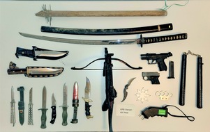 Kreispolizeibehörde Viersen: POL-VIE: Schwalmtal-Ungerath: Zahlreiche Waffen bei Durchsuchung sichergestellt