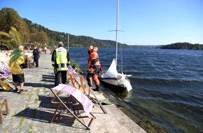 Feuerwehr Essen: FW-E: Segelboot gekentert, Mastspitze steckt im Schlamm fest, 71-jähriger Wassersportler hält sich an Bordwand fest
