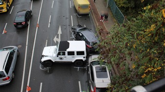 Polizeipräsidium Oberhausen: POL-OB: Pkw in Gegenverkehr: Mehrere Beteiligte bei Verkehrsunfall