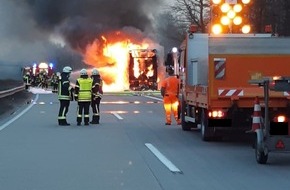 Polizeidirektion Kaiserslautern: POL-PDKL: A6/Enkenbach-Alsenborn, Reisebus geht in Flammen auf
