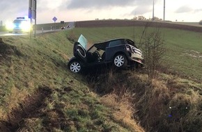 Polizeidirektion Kaiserslautern: POL-PDKL: Aufgrund spiegelglatter Fahrbahn überschlagen