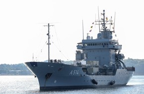 Presse- und Informationszentrum Marine: Tender "Werra" läuft zum NATO-Verband aus