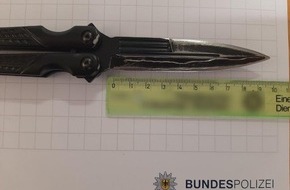 Bundespolizeidirektion Sankt Augustin: BPOL NRW: Bundespolizei stellt zwei verbotene Waffen im Hauptbahnhof sicher