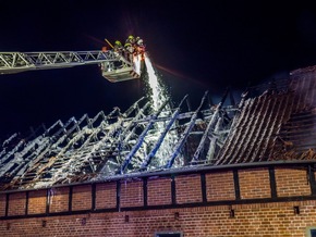 FW Lüchow-Dannenberg: +++ Nächtlicher Großeinsatz in Lüchow-Dannenberg +++ Feuer zerstört landwirtschaftliches Gebäude +++ Feuerwehr verhindert Ausbreitung +++ Person verletzt +++