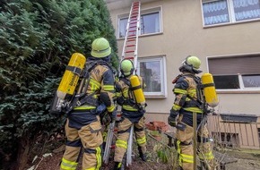 Feuerwehr Essen: FW-E: Zimmerbrand durch Akku in Essen-Borbeck - eine Person verletzt