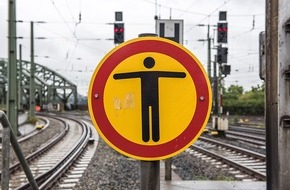 Bundespolizeiinspektion Bremen: BPOL-HB: Gefährliche Aktion - Unbekannter setzt sich in Bremen auf Bahnschienen