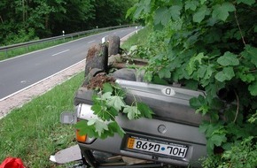 Polizeiinspektion Hameln-Pyrmont/Holzminden: POL-HOL: Gemarkung Eschershausen zwischen Ith und Scharfoldendorf: Mit PKW überschlagen - zwei Leichtverletzte - PKW Totalschaden -