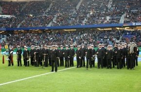 Presse- und Informationszentrum Marine: Deutsche Marine - Bilder der Woche: Besonderer Auftritt für die Musiker der Marine - Nationalhymnen bei Fußball-WM-Qualifikation gespielt