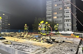 Feuerwehr Frankfurt am Main: FW-F: Flachdach in Flammen - Einsatz in Frankfurt Ginnheim