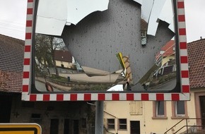Polizeipräsidium Westpfalz: POL-PPWP: Verkehrsspiegel zerstört - Zeugen gesucht