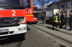 Feuerwehr und Rettungsdienst Bonn: FW-BN: Unfall zwischen Straßenbahn und PKW