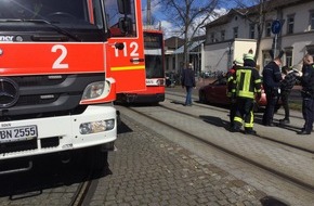Feuerwehr und Rettungsdienst Bonn: FW-BN: Unfall zwischen Straßenbahn und PKW