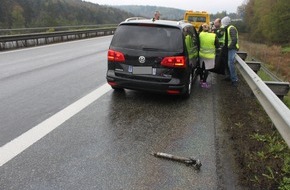 Polizeidirektion Kaiserslautern: POL-PDKL: BAB 63, Mehlingen: Stützrad verloren und Verkehrsunfall verursacht - Zeugen gesucht