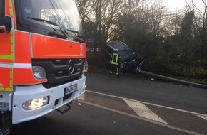 Feuerwehr und Rettungsdienst Bonn: FW-BN: Verkehrsunfall in Bonn-Beuel - PKW bringt Straßenlaterne zu Fall