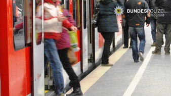 Bundespolizeidirektion München: Bundespolizeidirektion München: Unfall am S-Bahn Haltepunkt Stachus / Betrunkener taumelt gegen einfahrende S-Bahn