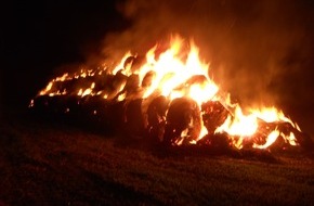 Polizeiinspektion Hameln-Pyrmont/Holzminden: POL-HOL: Vorsätzliche Brandstiftung: 100 Strohballen in Golmbach verbrannt - Kein Personen- oder Gebäudeschaden -
