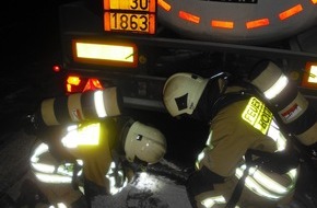 Feuerwehr Bottrop: FW-BOT: Bottrop; Reifenbrand an Tanklastzug mit 34.000 Litern Kerosin