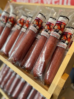 Die Feuerwehr-Salami ist zur&uuml;ck: EDEKA Nordwest unterst&uuml;tzt den Feuerwehrnachwuchs