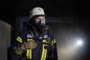 FW LK Neunkirchen: Feuerwehr Neunkirchen l&ouml;scht Brand in Wiebelskircher Mehrfamilienhaus