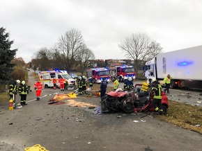 KFV Bodenseekreis: Schwerer Verkehrsunfall zwischen PKW und LKW auf B33