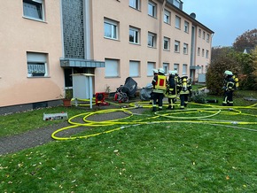 FW Rösrath: Wohnungsbrand mit Menschenleben in Gefahr