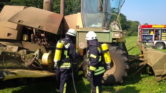 Freiwillige Feuerwehr Bedburg-Hau: FW-KLE: Bei Mäharbeiten: Landmaschine geht in Flammen auf